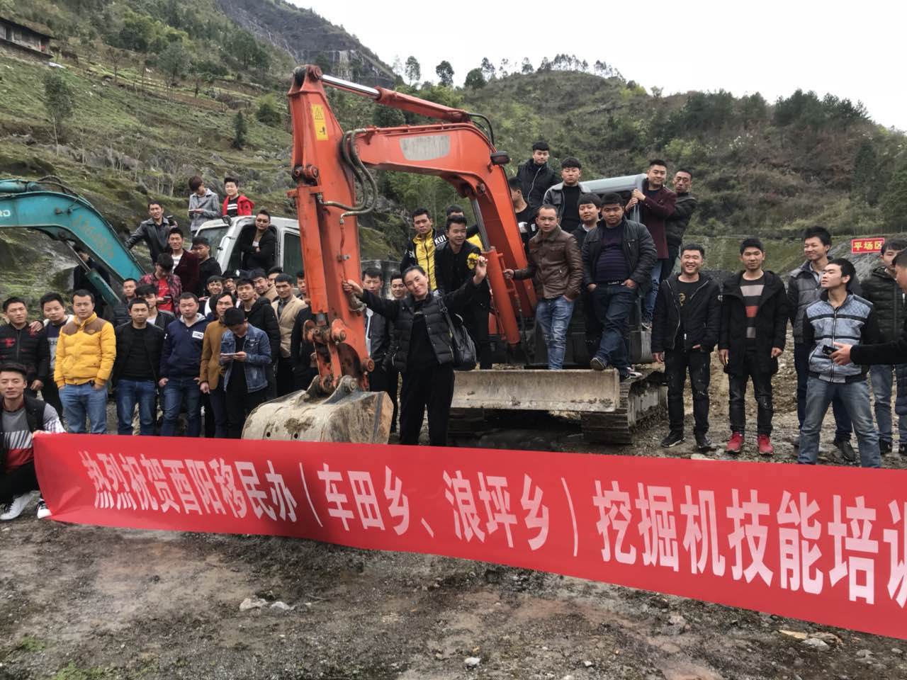 熱烈恭賀中天工程培訓重慶酉陽挖掘機技能集訓班學成畢業